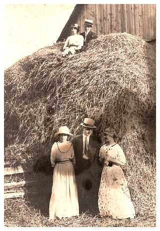 1917.. - Rob's aunt Minnie W, uncle Otto W, Ella Schilter, Wes W, Violet W.jpg